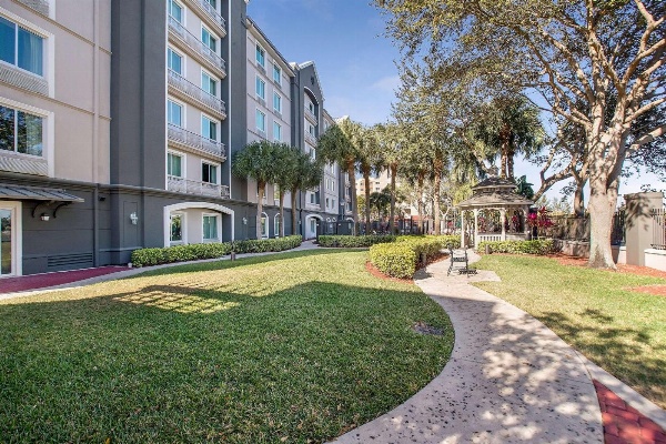 La Quinta Inn & Suites by Wyndham Fort Lauderdale Airport Main image